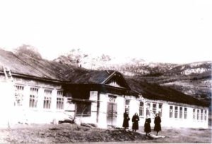 Первые выпускники школы Первые выпускники школы.